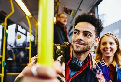 2 personer i en bus