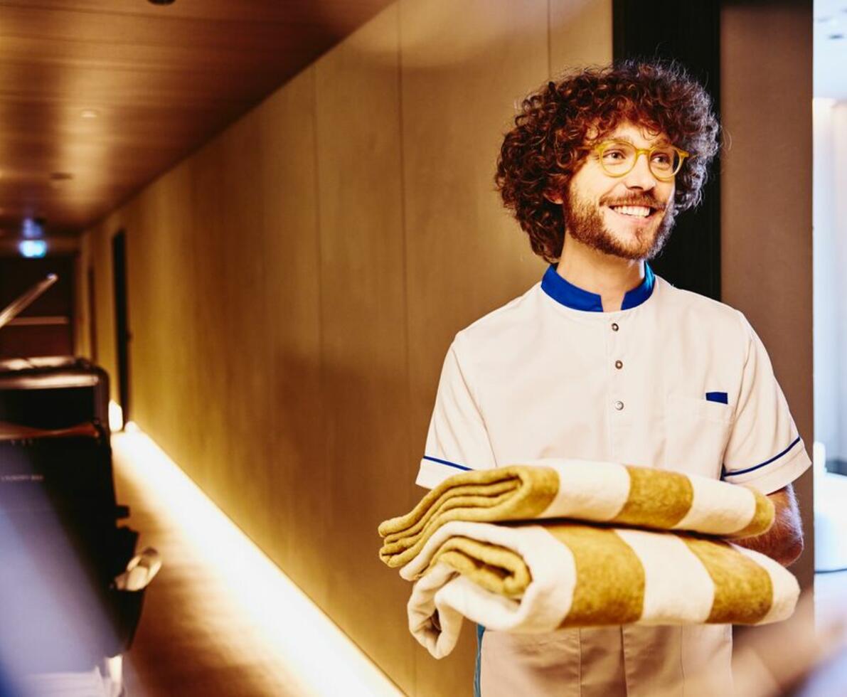 mand med håndklæder