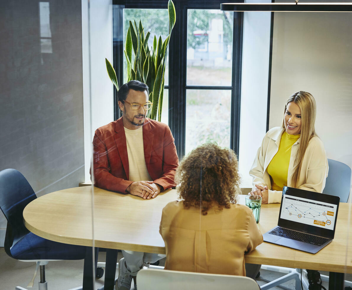 3 people having a meeting