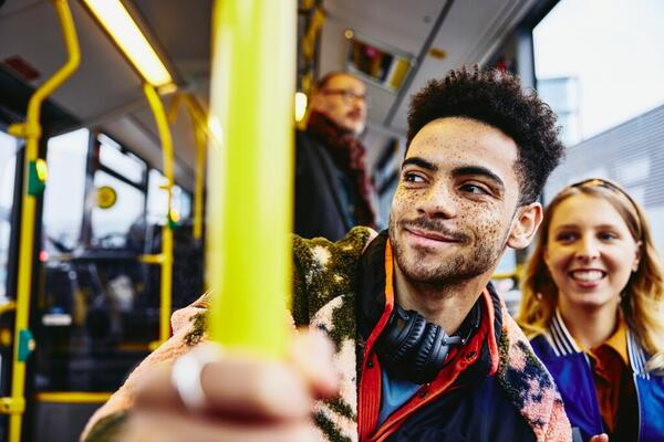 2 personer i en bus